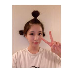 Reimi Tsutsumi Instagram - 👀
髪をまとめた時にパラパラと落ちてくるのが嫌で試行錯誤した結果、サザエさんスタイルに落ち着きました✌️
.
.
#サザエさん
#お家時間ヘアスタイル
#そして昨日で生まれて1万日だったようでして！
#20000日目を目指すぞおおお！