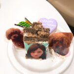Reimi Tsutsumi Instagram - 🎂 昨日11月23日に26歳になりました✨ . 26歳、何事に対しても日々しっかりと向き合い、輝けるよう頑張ります！ 自分改革の年に…！ . . #私を支えて下さっている全ての方々への感謝の気持ちを再確認した1日でした✨ #もちろんこの投稿を見て下さっているあなたへの感謝の気持ちも…！ #2枚目からは週末はウマでしょ！の収録時にお祝いしていただきまして #自分の顔がドーンと描かれたケーキを頂いたのは初めてだったので嬉しさと恥ずかしさが…🙈 #写真のチョイスも😂🙆‍♀️笑 #私は4枚目の部分をいただきました❤︎笑 #りんさんとあんさんもいたのです🐩 #他にも美味しいケーキを沢山頂きまして🤤💓 #お腹ポンポン🤤