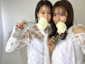 Reimi Tsutsumi Instagram - 🎉
本日、私と鈴木唯がプロデューサーを務めた「フジテレビアナウンサーカレンダー2023〜Aurora 〜」が発売となりました！✨✨
.
今年もJJさんのお力をお借りして、1人1人の魅力をギュギュっと詰めこんだ一冊となっています！

是非お手に取っていただけたらとても嬉しいです🙇‍♀️

.
#私は唯ちゃんと2ショット😏
#距離感近め🙈
#カレンダーの中では沢山のお花と撮っていただきました💐
#フジテレビアナウンサーカレンダー
#フジテレビショップ、フジテレビ公式通販サイト「フジテレビｅ!ショップ」、全国書店他でお買い求めいただけます🙇‍♀️