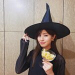 Reimi Tsutsumi Instagram - 🎃 Happy Halloween！👻 帰宅した瞬間、ノリノリでカラフルな牙を付けた母が登場。 魔女の帽子やお菓子やらをスーパーでゲットしてきたみたいです。🧙‍♀️ . もうすぐさ、27歳なんだけどさ… でもさ、渡されたらノリノリでやっちゃうのよ… ノリノリでやっちゃったよ… . . #牙に苦戦しつつも親子でノリノリ🍭 #皆さん素敵なハロウィンを♡