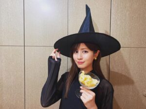 Reimi Tsutsumi Instagram - 🎃
Happy Halloween！👻

帰宅した瞬間、ノリノリでカラフルな牙を付けた母が登場。
魔女の帽子やお菓子やらをスーパーでゲットしてきたみたいです。🧙‍♀️
.
もうすぐさ、27歳なんだけどさ…
でもさ、渡されたらノリノリでやっちゃうのよ…
ノリノリでやっちゃったよ…
.
.
#牙に苦戦しつつも親子でノリノリ🍭
#皆さん素敵なハロウィンを♡