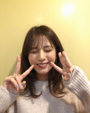 Reimi Tsutsumi Instagram - ❤︎
「2月23日はつつみの日」
.
全国の堤さん、おめでとう…？
いや、ありがとう…？
ん…？
何だろう…🤔
.
とりあえずこんにちは！！
いや、こんばんは！！
.
#今年も去年に続きまして
#あなたの左手でピースを作り
#携帯の左に置くと
#223
#つつみの出来上がりです🤤
#危うく24日になるところだった！