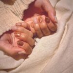 Reimi Tsutsumi Instagram - 💅 最近のお爪事情。 ライトで少し分かりにくいですが、秋らしく肌馴染みの良い茶色をベースに…！ . 人差し指は少しだけメタリック感のあるピンクベージュです🙌 . #ずっとシンプルだったので #少しだけ遊び要素を入れつつ #派手にならないように #絶妙ですな🤔