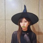 Reimi Tsutsumi Instagram - 🎃 Happy Halloween！👻 帰宅した瞬間、ノリノリでカラフルな牙を付けた母が登場。 魔女の帽子やお菓子やらをスーパーでゲットしてきたみたいです。🧙‍♀️ . もうすぐさ、27歳なんだけどさ… でもさ、渡されたらノリノリでやっちゃうのよ… ノリノリでやっちゃったよ… . . #牙に苦戦しつつも親子でノリノリ🍭 #皆さん素敵なハロウィンを♡