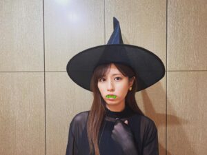Reimi Tsutsumi Instagram - 🎃
Happy Halloween！👻

帰宅した瞬間、ノリノリでカラフルな牙を付けた母が登場。
魔女の帽子やお菓子やらをスーパーでゲットしてきたみたいです。🧙‍♀️
.
もうすぐさ、27歳なんだけどさ…
でもさ、渡されたらノリノリでやっちゃうのよ…
ノリノリでやっちゃったよ…
.
.
#牙に苦戦しつつも親子でノリノリ🍭
#皆さん素敵なハロウィンを♡