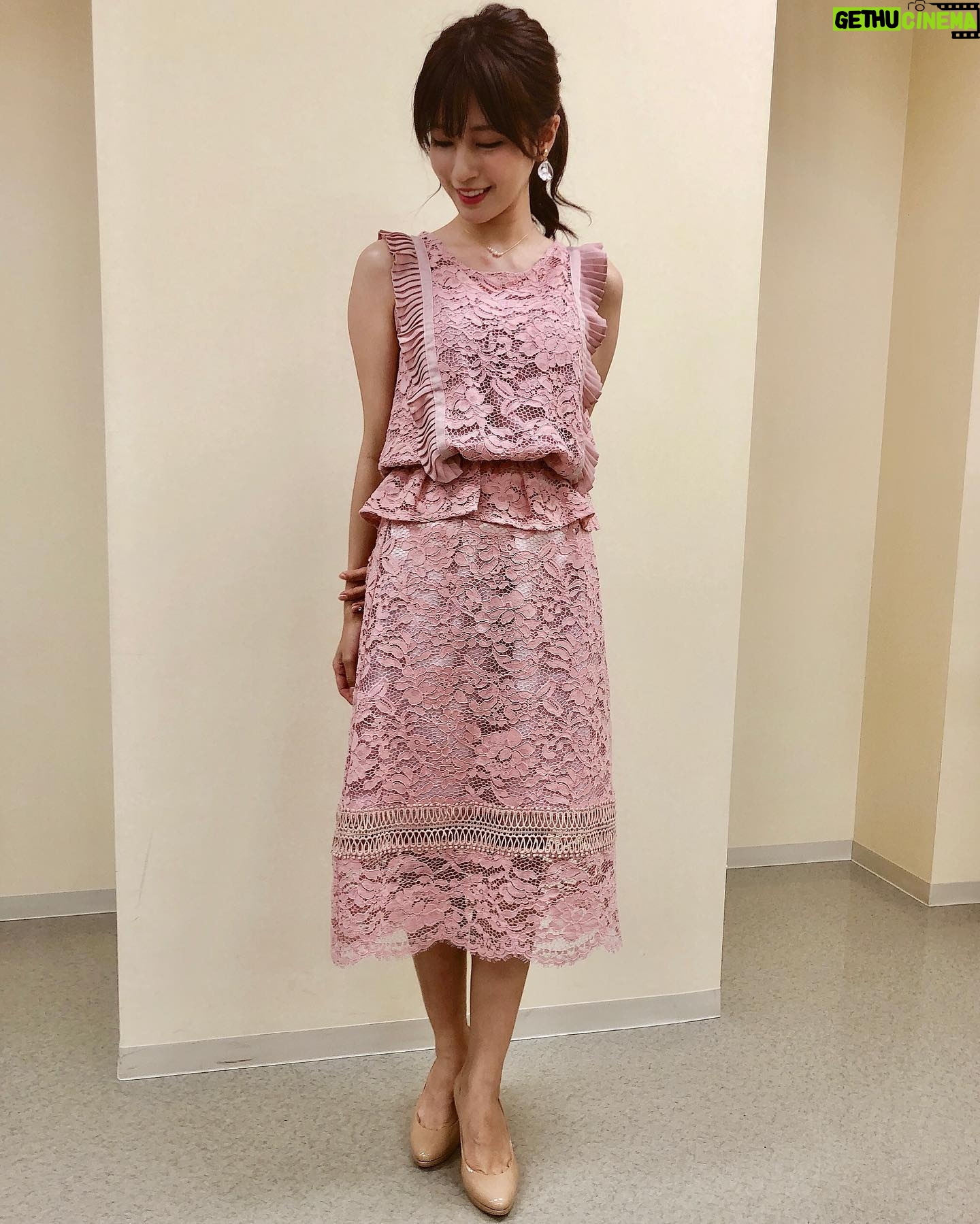 Reimi Tsutsumi Instagram - 🐴 本日の「みんなのKEIBA」の衣装は全身ピンクでした☺︎ 私服では中々着ない色ですが、偶に着ると女の子ー!って気分になります😊笑 そして来週は新潟競馬場で「みんなのKEIBA」トークショーに、DAIGOさん、佐野アナと共に出演致します! お近くの方は是非お越し頂けると嬉しいです🙏 . . #ワンピースではなくセットアップでした❤︎ #みんなのKEIBAでは衣装にも拘っているの皆さんお気付きでしょうか? #さり気なく華やか #をテーマに毎週スタイリストさんと相談しつつ選んでいます✨
