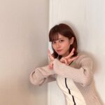 Reimi Tsutsumi Instagram - 😛 2月23日。 今年もこの日がやってきました。 「つつみの日」！！！ 例年の如く、2と3を指で作ってみるところまでは良かったのですが、ポーズがネタ切れです。 色々試した結果、なんだかビームを飛ばしているようなポーズになりました。 来年以降の為に「つつみポーズ」どなたかご考案頂けますと嬉しいです。 . #つつみビーム #そんな今日はケーキでも買って帰りましょうかね🤤 #あと皆さんお気付きですか #あっという間に髪が肩にかかりそうです💇‍♀️