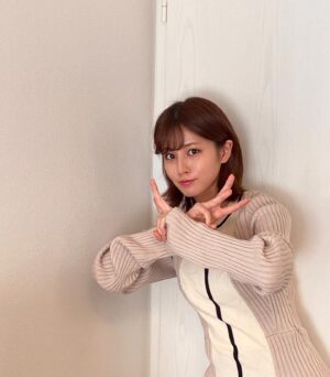 Reimi Tsutsumi Instagram - 😛
2月23日。
今年もこの日がやってきました。
「つつみの日」！！！

例年の如く、2と3を指で作ってみるところまでは良かったのですが、ポーズがネタ切れです。
色々試した結果、なんだかビームを飛ばしているようなポーズになりました。
来年以降の為に「つつみポーズ」どなたかご考案頂けますと嬉しいです。
.
#つつみビーム
#そんな今日はケーキでも買って帰りましょうかね🤤
#あと皆さんお気付きですか
#あっという間に髪が肩にかかりそうです💇‍♀️