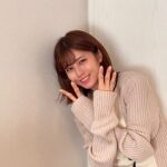 Reimi Tsutsumi Instagram - 😛 2月23日。 今年もこの日がやってきました。 「つつみの日」！！！ 例年の如く、2と3を指で作ってみるところまでは良かったのですが、ポーズがネタ切れです。 色々試した結果、なんだかビームを飛ばしているようなポーズになりました。 来年以降の為に「つつみポーズ」どなたかご考案頂けますと嬉しいです。 . #つつみビーム #そんな今日はケーキでも買って帰りましょうかね🤤 #あと皆さんお気付きですか #あっという間に髪が肩にかかりそうです💇‍♀️