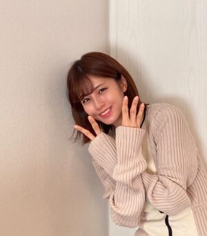 Reimi Tsutsumi Instagram - 😛
2月23日。
今年もこの日がやってきました。
「つつみの日」！！！

例年の如く、2と3を指で作ってみるところまでは良かったのですが、ポーズがネタ切れです。
色々試した結果、なんだかビームを飛ばしているようなポーズになりました。
来年以降の為に「つつみポーズ」どなたかご考案頂けますと嬉しいです。
.
#つつみビーム
#そんな今日はケーキでも買って帰りましょうかね🤤
#あと皆さんお気付きですか
#あっという間に髪が肩にかかりそうです💇‍♀️