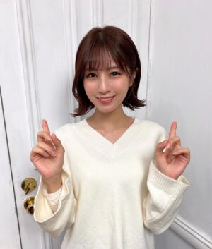 Reimi Tsutsumi Instagram - ✂︎
髪を短くしてみました💇‍♀️
肩につかないくらいの長さに切るのは11、2年振り、人生2回目。
ショートヘアのコンディショナーの付け方が分からなくて毎日困ってます。
毛先から塗りたいのに、短いと毛先が見つからないのよ。笑
.

何かと暗い気持ちになりがちなこのご時世に心機一転！と思い切ってみました。
ふと長い髪が恋しくなる瞬間もありますが、とても良い気分転換になっています。
形から入る気分転換も良きですね。
.
さて、いつまでこの絶妙な長さをキープ出来るのでしょうか…
.
#髪が伸びるのがとても早いので
#多分数ヶ月後にはロングヘア
#新しい堤としてまた今日から頑張ります！
#袖から中のシャツが見えてるのはご愛嬌🙏