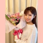 Reimi Tsutsumi Instagram - ⏰🌸 昨日をもって、4年間お世話になっためざましテレビを卒業致しました。 私にとってはとても大きな出来事です。 入社して初めての担当番組となっためざましテレビアクアから、私の中に常にめざましテレビの存在がありました。 家族のように温かい空間は本当に居心地が良く、学生の頃目標としていた場所で素敵なスタッフの皆さん、キャスター陣とご一緒させて頂けた経験は私の財産です。 楽しかった事も悔しかった事も沢山あった4年間でしたが、ここで得たものを糧にこれからも頑張ります。 引き続き宜しくお願いします！ . . #早起きも気合で4年間遅刻なく乗り越えられました！ #まずはそこにホッと一安心 #黒瀬も3年間お疲れ様でした🙌 #平日チームのキャスター陣も #木曜パーソナリティの伊野尾さんも #めざましテレビ⏰ #携わる全ての方に #そして番組を観てくださる全ての方に #感謝の気持ちでいっぱいです #本当にありがとうございました！ . #因みに #後に黒瀬と私の花束が逆だった事が判明し #後で花束交換しました💐笑