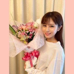 Reimi Tsutsumi Instagram - ⏰🌸
昨日をもって、4年間お世話になっためざましテレビを卒業致しました。
私にとってはとても大きな出来事です。

入社して初めての担当番組となっためざましテレビアクアから、私の中に常にめざましテレビの存在がありました。
家族のように温かい空間は本当に居心地が良く、学生の頃目標としていた場所で素敵なスタッフの皆さん、キャスター陣とご一緒させて頂けた経験は私の財産です。
楽しかった事も悔しかった事も沢山あった4年間でしたが、ここで得たものを糧にこれからも頑張ります。
引き続き宜しくお願いします！
.
.
#早起きも気合で4年間遅刻なく乗り越えられました！
#まずはそこにホッと一安心
#黒瀬も3年間お疲れ様でした🙌
#平日チームのキャスター陣も
#木曜パーソナリティの伊野尾さんも
#めざましテレビ⏰
#携わる全ての方に
#そして番組を観てくださる全ての方に
#感謝の気持ちでいっぱいです
#本当にありがとうございました！
.
#因みに
#後に黒瀬と私の花束が逆だった事が判明し
#後で花束交換しました💐笑