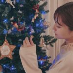 Reimi Tsutsumi Instagram - 🎄 先日母と一緒にツリーの飾り付けをしまして、毎年これはここが良いとか、それはあっちとか色々言いながら飾り付ける時間がとても好きなんです…❤︎ 1つ1つに思い出が詰まったオーナメントは、古いもので30年以上飾り続けているらしく、2枚目のくまちゃんは私の初めてのクリスマスの時に買ったものだとか…！ . #12月は毎日がクリスマス気分 #毎日クリスマスソング