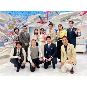 Reimi Tsutsumi Instagram - ⏰
本日、番組開始からお世話になっためざまし8を卒業致しました！
多くの出来事を通して、皆さまと様々な気持ちを共有出来たこの2年は、新たな気づきも多く、とても学びの多い日々でした。
そして、素敵な方々に囲まれて毎回楽しくお仕事と向き合えていた事が本当に幸せでした。
改めて、携わって下さった全ての方々に感謝の気持ちでいっぱいです✨

そして、同時に入社以来6年半担当してきた朝の情報番組も卒業となりました。
まだあまり実感が湧かず、明日も早い時間に目が覚めてしまいそう…🥱

ですが、ここからはLive News αのスタートに向けて、気持ちと生活リズムを切り替え、一層身を引き締めて参りたいと思っています。
今までとは時間帯も大きく異なりますが、今度は皆さんと夜のひと時をご一緒させて頂ければとても嬉しいです🌙✨
新たな場所でも私らしく頑張りますので、皆さま引き続き宜しくお願い致します！
.
#ありがとう#めざまし8
#過ごした全ての時間が宝物です
#本当にありがとうございました！
#まだ他にも写真が沢山あるのでそちらはまた今度🙈
#そして谷原さんに2ショットを撮って頂くのをすっかり忘れていた事に今更気づく堤なのでした。
#今度お会いした時に是非撮って頂こう…🥺
