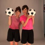 Reimi Tsutsumi Instagram - . 【FNS27時間テレビ】まであと33日✨ 放送当日までの33日間、東京オリンピックで競われる33種目のユニフォームを日替わりで着るという企画に参加しております。 本日はサッカー⚽️ 私はあと7種目参加しております☺︎🙌 . 番組公式Twitter‬ @fns27htv_fns 番組公式Instagram @fns_27htv フジテレビアナウンサー公式インスタグラム‬@fujitv_announcer にて投稿されるそうなので、是非チェックしてみて下さいっ！ . ‪#フジテレビ‬ ‪#27時間テレビ‬ ‪#にほんのスポーツは強い‬っ！ ‪#今年は11月2日・3日‬放送 #久慈ちゃんとわちゃわちゃ🙈 #終始じゃれあっておりました🤭 #本日の1枚は #「本気で跳んだら顔からも躍動感溢れる1枚になったよ」 #という1枚です #是非ともちぇけらっ