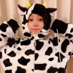 Reimi Tsutsumi Instagram - 🐄 皆さま今年も宜しくお願い致します！ モー！！！と叫びたくなるくらい良い年にしましょう🐮 . . #れミル姉さんからの年賀状です #ちゃんと蹄も再現しまして #母の靴下で可愛い蹄が出来ました #先程撮った写真なので #これを書いている今も鼻先が真っピンクのままです