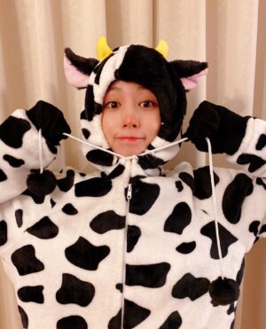 Reimi Tsutsumi Instagram - 🐄
皆さま今年も宜しくお願い致します！
モー！！！と叫びたくなるくらい良い年にしましょう🐮
.
.
#れミル姉さんからの年賀状です
#ちゃんと蹄も再現しまして
#母の靴下で可愛い蹄が出来ました
#先程撮った写真なので
#これを書いている今も鼻先が真っピンクのままです