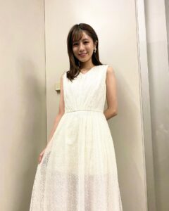 Reimi Tsutsumi Instagram - 📺 . この後19時〜『平成令和ヒット曲を100人が熱唱！オールスター合唱バトル』が放送されます✨♪ . 私自身とてもパワーを頂いた時間でした💪 アスリートチーム、Z世代チーム、80年代チーム、歌ウマ芸人チーム、演歌チームの皆さんの本気の合唱バトルをお楽しみに…！✨ . #とても素敵なセットでの収録だったのに #時間が無くて廊下の端っこで撮ってもらいました #映えセットだったのに！