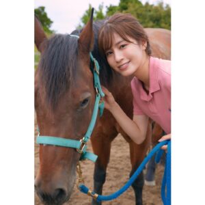Reimi Tsutsumi Instagram - 皆さまにお知らせです📢
.
この度、10月26日に“みんなのKEIBA“とwebSportiva さんとのコラボによるフォトブックを出させていただくことになりました。
.

お話をいただいた際、いち会社員である私の本を読みたいと思って下さる方がいるだろうかと戸惑いもありましたが、この本を手にとって少しでも何かを感じて下さる方がいてくださればという思いを込めてチャレンジを決めました。

素の私を沢山撮っていただいただけでなく、仕事への思いや、今私が感じていること、そしてメイクやファッションに関してなど、様々な場面、瞬間を詰め込んだ一冊となっています。
お手にとっていただけたら嬉しいです。✨
.
#10月26日発売です！
