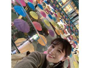 Reimi Tsutsumi Instagram - 先日お仕事で韓国に行ってきました！
本日23時40分〜のLive News αで放送されます。

人生初の韓国は、コスメブランド「TIRTIR」の取材でした✨💄
スピーディな商品開発の秘密を社長さんや工場長さんに伺ってきましたので是非ご覧ください！
.
#Livenewsα 
#tirtir
#移動時間を満喫中の堤を添えて