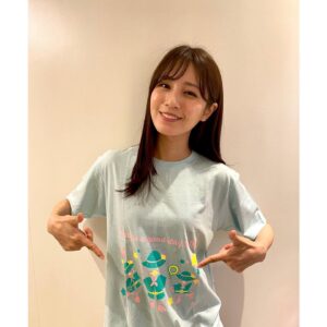 Reimi Tsutsumi Instagram - 🌻
.
ご無沙汰しております！
毎日暑過ぎて溶けそうになりながら過ごしております。

さてさて、開催中の「オダイバ冒険アイランド2022」では【冒険】をテーマに、今年もめざましキャスター陣がTシャツ、ミニハンドタオル、トートバッグをデザインさせて頂きました🙌👕

私のデザインは「めざまし8」の8をかたどった鳥達がモチーフです🐤
着ていても見ていてもテンションの上がるデザインを意識しました！
背中にはこの子達の後ろ姿も…✨
.
フジテレビ1階の「わくわくマーケット」、また「フジテレビe!ショップ(ネット販売)」でも販売中ですので是非お手に取ってみて下さい！
.
#オダイバ冒険アイランド2022
#めざまし8
#2枚目なんだか決めポーズみたいになった
#バーチャル冒険アイランド　も開催中！