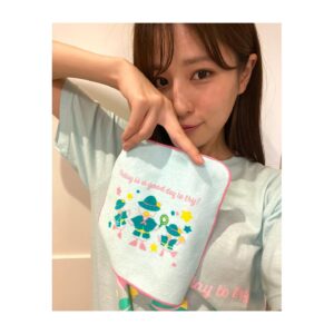 Reimi Tsutsumi Instagram - 🌻
.
ご無沙汰しております！
毎日暑過ぎて溶けそうになりながら過ごしております。

さてさて、開催中の「オダイバ冒険アイランド2022」では【冒険】をテーマに、今年もめざましキャスター陣がTシャツ、ミニハンドタオル、トートバッグをデザインさせて頂きました🙌👕

私のデザインは「めざまし8」の8をかたどった鳥達がモチーフです🐤
着ていても見ていてもテンションの上がるデザインを意識しました！
背中にはこの子達の後ろ姿も…✨
.
フジテレビ1階の「わくわくマーケット」、また「フジテレビe!ショップ(ネット販売)」でも販売中ですので是非お手に取ってみて下さい！
.
#オダイバ冒険アイランド2022
#めざまし8
#2枚目なんだか決めポーズみたいになった
#バーチャル冒険アイランド　も開催中！