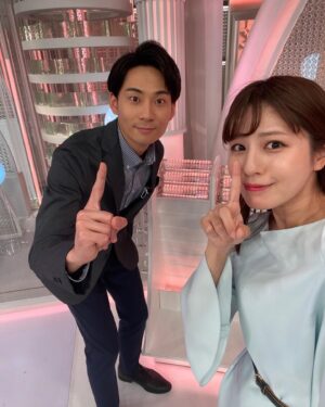 Reimi Tsutsumi Instagram - ✉️
立て続けのご挨拶となりますが…
昨日3月27日よりLive News αを担当しております。
私は月曜日〜木曜日の23時40分〜、金曜日は海老原優香アナが担当致します。
.
今までは皆さんと1日の始まりを共に過ごさせて頂きましたが、これからは1日の終わりを皆さんとご一緒させて頂ければ嬉しいです。
ひとつひとつしっかりと、丁寧に向き合っていきたいと思っておりますので、宜しくお願い致します！
.
というわけで、初回の昨日は月火のパートナーである後輩の今湊アナが沢山サポートしてくれました🙇‍♀️
放送前も本番中も放送終了後も、横で笑わせてくれたり、大丈夫だと目を見て頷いてくれたり…
頼もしい後輩です💪
今日の放送も一緒に頑張ります！
.
#Livenewsα
#ドドドドっと毎日が忙しなく過ぎていき
#気が付いたら初日を迎えておりました
#どうぞ新しくなったαも宜しくお願い致します！