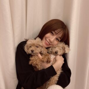 Reimi Tsutsumi Instagram - ✨
祝日の今日、2月23日。
皆さまいかがお過ごしでしょうか。

ツツミの日とも言える今日、こちらの堤はと言いますと、めざまし8のSNSチームから光り輝くゴールデン223バルーンを頂き、帰宅後は愛犬達に愛を伝えるというハッピーな過ごし方をしております。
.
りんさんとあんさんのこのとっっっても嬉しそうな顔ったら…🐩
.
皆さまも残り約4時間となった今日という日を笑顔でお過ごし下さいませ✨
.
#堤りんさんと堤あんじゅさん
#…寝て…ないよね？