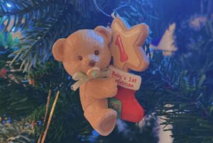 Reimi Tsutsumi Instagram - 🎄
先日母と一緒にツリーの飾り付けをしまして、毎年これはここが良いとか、それはあっちとか色々言いながら飾り付ける時間がとても好きなんです…❤︎

1つ1つに思い出が詰まったオーナメントは、古いもので30年以上飾り続けているらしく、2枚目のくまちゃんは私の初めてのクリスマスの時に買ったものだとか…！
.
#12月は毎日がクリスマス気分
#毎日クリスマスソング