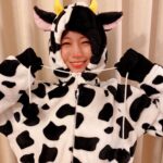 Reimi Tsutsumi Instagram - 🐄 皆さま今年も宜しくお願い致します！ モー！！！と叫びたくなるくらい良い年にしましょう🐮 . . #れミル姉さんからの年賀状です #ちゃんと蹄も再現しまして #母の靴下で可愛い蹄が出来ました #先程撮った写真なので #これを書いている今も鼻先が真っピンクのままです
