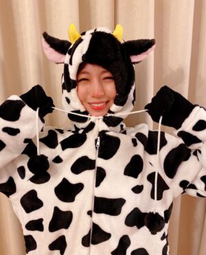 Reimi Tsutsumi Instagram - 🐄
皆さま今年も宜しくお願い致します！
モー！！！と叫びたくなるくらい良い年にしましょう🐮
.
.
#れミル姉さんからの年賀状です
#ちゃんと蹄も再現しまして
#母の靴下で可愛い蹄が出来ました
#先程撮った写真なので
#これを書いている今も鼻先が真っピンクのままです