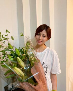 Reimi Tsutsumi Instagram - 💐
母の日の今日は、母の好きな百合の花束をプレゼントしました✨
いつもありがとう💓
.
#母の日
#日頃の感謝の気持ち込めて🙏
#れーみママさんきゅううう！