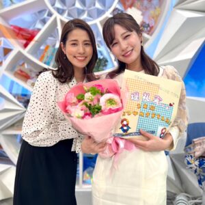 Reimi Tsutsumi Instagram - ⏰
本日、番組開始からお世話になっためざまし8を卒業致しました！
多くの出来事を通して、皆さまと様々な気持ちを共有出来たこの2年は、新たな気づきも多く、とても学びの多い日々でした。
そして、素敵な方々に囲まれて毎回楽しくお仕事と向き合えていた事が本当に幸せでした。
改めて、携わって下さった全ての方々に感謝の気持ちでいっぱいです✨

そして、同時に入社以来6年半担当してきた朝の情報番組も卒業となりました。
まだあまり実感が湧かず、明日も早い時間に目が覚めてしまいそう…🥱

ですが、ここからはLive News αのスタートに向けて、気持ちと生活リズムを切り替え、一層身を引き締めて参りたいと思っています。
今までとは時間帯も大きく異なりますが、今度は皆さんと夜のひと時をご一緒させて頂ければとても嬉しいです🌙✨
新たな場所でも私らしく頑張りますので、皆さま引き続き宜しくお願い致します！
.
#ありがとう#めざまし8
#過ごした全ての時間が宝物です
#本当にありがとうございました！
#まだ他にも写真が沢山あるのでそちらはまた今度🙈
#そして谷原さんに2ショットを撮って頂くのをすっかり忘れていた事に今更気づく堤なのでした。
#今度お会いした時に是非撮って頂こう…🥺