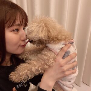 Reimi Tsutsumi Instagram - ✨
祝日の今日、2月23日。
皆さまいかがお過ごしでしょうか。

ツツミの日とも言える今日、こちらの堤はと言いますと、めざまし8のSNSチームから光り輝くゴールデン223バルーンを頂き、帰宅後は愛犬達に愛を伝えるというハッピーな過ごし方をしております。
.
りんさんとあんさんのこのとっっっても嬉しそうな顔ったら…🐩
.
皆さまも残り約4時間となった今日という日を笑顔でお過ごし下さいませ✨
.
#堤りんさんと堤あんじゅさん
#…寝て…ないよね？