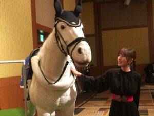 Reimi Tsutsumi Instagram - 🐴
日曜日の放送をもちまして、みんなのKEIBAを卒業致しました！
馬好王国から含めると、入社1年目から6年以上、競馬番組に携わらせて頂きました。
番組を通して競馬と出会い、沢山の素敵な景色を見せてもらいました。それにより私の6年間はより豊かなものになったと思います。
.
最近は一頭一頭の顔つきの違いを見るのが好きで、パドックでは身体のバランス以外に顔をチェックするのが楽しみでした。笑🐴

そんなパドックもこれからはゆっくり楽しめそうなので、今後は視聴者としてみんなのKEIBAを楽しみたいと思います🏇
番組を見て下さった皆さま、応援して下さった皆さま、本当にありがとうございました！
.
#DAIGO さん
#新人の頃から大変お世話になりました！
#井崎脩五郎　先生
#細江純子　さん
#佐野瑞樹　アナ
#山本昌　さん
#ゲストとしてお越しいただいた方々
#実況アナウンサーの先輩後輩
#スタッフの皆さん
#視聴者の皆さん
#MKS
#マジ感謝
#これにて競馬MC卒業
#堤の日々はつづく。