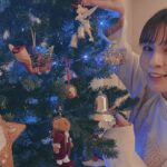 Reimi Tsutsumi Instagram - 🎄 先日母と一緒にツリーの飾り付けをしまして、毎年これはここが良いとか、それはあっちとか色々言いながら飾り付ける時間がとても好きなんです…❤︎ 1つ1つに思い出が詰まったオーナメントは、古いもので30年以上飾り続けているらしく、2枚目のくまちゃんは私の初めてのクリスマスの時に買ったものだとか…！ . #12月は毎日がクリスマス気分 #毎日クリスマスソング