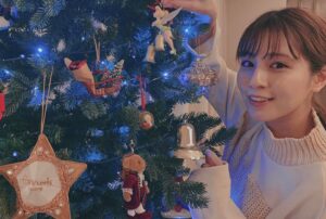 Reimi Tsutsumi Instagram - 🎄
先日母と一緒にツリーの飾り付けをしまして、毎年これはここが良いとか、それはあっちとか色々言いながら飾り付ける時間がとても好きなんです…❤︎

1つ1つに思い出が詰まったオーナメントは、古いもので30年以上飾り続けているらしく、2枚目のくまちゃんは私の初めてのクリスマスの時に買ったものだとか…！
.
#12月は毎日がクリスマス気分
#毎日クリスマスソング