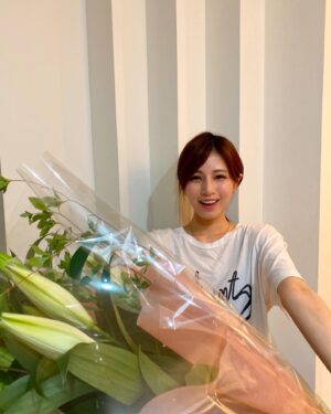 Reimi Tsutsumi Instagram - 💐
母の日の今日は、母の好きな百合の花束をプレゼントしました✨
いつもありがとう💓
.
#母の日
#日頃の感謝の気持ち込めて🙏
#れーみママさんきゅううう！