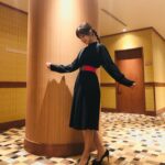 Reimi Tsutsumi Instagram - 🐴 昨日は有馬記念枠順抽選会の司会を務めさせて頂きまして。 詳しくは次の投稿で記すとして、お水に味がするくらいの緊張…。 1日が物凄く長く感じました。笑 . 衣装は赤のベルトをメインにしたシンプルなものを。 髪型は衣装とのバランスを考え、遊びを取り入れつつまとめてもらいました。 . #黒×赤というだけで手が伸びがち #大好きな組み合わせです #髪型もうねうねっと #初挑戦のヘアスタイルでした