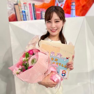 Reimi Tsutsumi Instagram - ⏰
本日、番組開始からお世話になっためざまし8を卒業致しました！
多くの出来事を通して、皆さまと様々な気持ちを共有出来たこの2年は、新たな気づきも多く、とても学びの多い日々でした。
そして、素敵な方々に囲まれて毎回楽しくお仕事と向き合えていた事が本当に幸せでした。
改めて、携わって下さった全ての方々に感謝の気持ちでいっぱいです✨

そして、同時に入社以来6年半担当してきた朝の情報番組も卒業となりました。
まだあまり実感が湧かず、明日も早い時間に目が覚めてしまいそう…🥱

ですが、ここからはLive News αのスタートに向けて、気持ちと生活リズムを切り替え、一層身を引き締めて参りたいと思っています。
今までとは時間帯も大きく異なりますが、今度は皆さんと夜のひと時をご一緒させて頂ければとても嬉しいです🌙✨
新たな場所でも私らしく頑張りますので、皆さま引き続き宜しくお願い致します！
.
#ありがとう#めざまし8
#過ごした全ての時間が宝物です
#本当にありがとうございました！
#まだ他にも写真が沢山あるのでそちらはまた今度🙈
#そして谷原さんに2ショットを撮って頂くのをすっかり忘れていた事に今更気づく堤なのでした。
#今度お会いした時に是非撮って頂こう…🥺