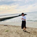 Reimi Tsutsumi Instagram - 🌻 昨日で競馬界の夏が終わりまして。 福島4週、新潟6週の開催も終了となりました。 昨日はオンエア後にスタッフさんや出演者の方々とちょこっとだけ海の家へお邪魔しまして、新潟の海を楽しんできました🏝 4枚目、また来週から切り替えて頑張るぞーっという気持ちを込めての大ジャンプです。 夏らしいことやっと出来た😆 . #馬券は散々だったね、夏 #でも福島も新潟も素敵なところだったからいっか #今年初の大好きな海にも行けたしいっか #終わりよければ全て良しとしましょうか