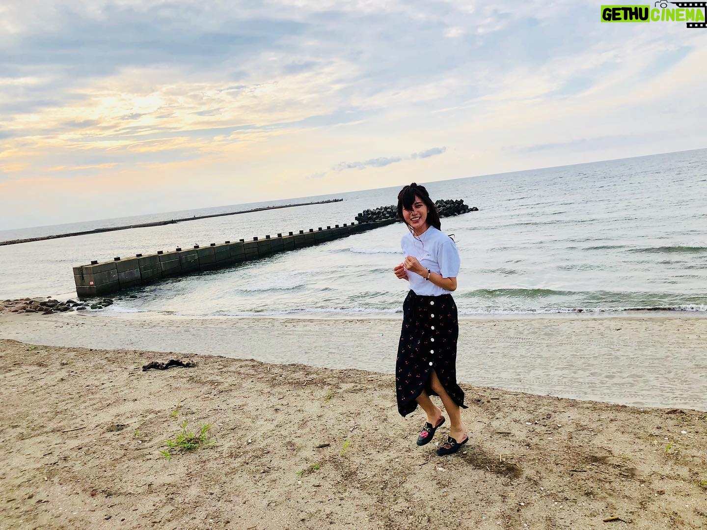 Reimi Tsutsumi Instagram - 🌻 昨日で競馬界の夏が終わりまして。 福島4週、新潟6週の開催も終了となりました。 昨日はオンエア後にスタッフさんや出演者の方々とちょこっとだけ海の家へお邪魔しまして、新潟の海を楽しんできました🏝 4枚目、また来週から切り替えて頑張るぞーっという気持ちを込めての大ジャンプです。 夏らしいことやっと出来た😆 . #馬券は散々だったね、夏 #でも福島も新潟も素敵なところだったからいっか #今年初の大好きな海にも行けたしいっか #終わりよければ全て良しとしましょうか
