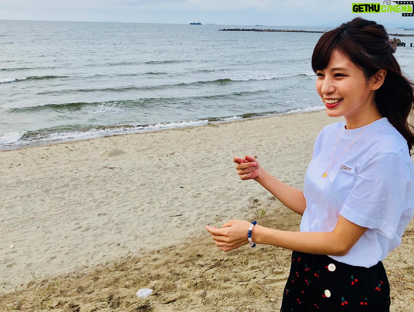 Reimi Tsutsumi Instagram - 🌻 昨日で競馬界の夏が終わりまして。 福島4週、新潟6週の開催も終了となりました。 昨日はオンエア後にスタッフさんや出演者の方々とちょこっとだけ海の家へお邪魔しまして、新潟の海を楽しんできました🏝 4枚目、また来週から切り替えて頑張るぞーっという気持ちを込めての大ジャンプです。 夏らしいことやっと出来た😆 . #馬券は散々だったね、夏 #でも福島も新潟も素敵なところだったからいっか #今年初の大好きな海にも行けたしいっか #終わりよければ全て良しとしましょうか