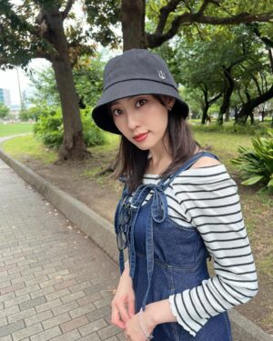 Reina Fujie Instagram - ♥
おはようございます☀️
ふじこーで。

デニムワンピース👗☺️
両胸のリボンで肩紐も調節できるから、
凄く助かる、、！！！

シルエットも綺麗でお気に入り🫶

@jumelle_jp

#Jumelle 
#私服 #コーディネート #２２時の嫁