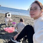 Reina Asami Instagram - 毎日バタバタで肌のケアももちろん髪の毛へのケアまでなかなか手が回らない、、、。 いつもパパっと結んだりで誤魔化す日々😅 最近は気持ちいいお天気になってきたから外で思いっきり遊びたいけど、紫外線が強まる時期。 髪の毛ダメージも目立つように。 パサつき、ツヤがなくなったのが気になるこの頃。 最近出会った紫外線のダメージケア 黒TSUBAKI。 黒TSUBAKIで洗うと、 しっとりつるつるな手触りになって髪の毛が一段と扱いやすくなった気がする。 指通りも良くてびっくり TSUBAKIの「あなたの髪のホンネを聞こう」というコンテンツやってみたんだけど、 私の髪は「もしかしてヤバいかも。。タイプ」だった😂ですよね。。 髪のホンネ聞けたし、 これからもちゃんと髪をケアします🤲 @tsubaki_jp #PR #TSUBAKI #黒TSUBAKI #ダメージケア #紫外線ケア #艶髪 #ヘアケア