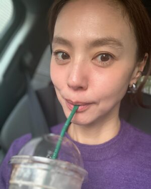 Reina Asami Instagram - 下ろしたての　@aewen_matoph  のパープルのニット💜
袖と裾のカットが気に入ってるのです🤲

今日もバタバタだったけど、スタバで甘いの注入してお迎え行ってきます！