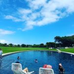 Reina Asami Instagram - 旅の後半は大好きな竹富島へ🏝️ お宿もこれまた大好きな　@hoshinoya.official 竹富🫶 娘が1歳になる頃にも訪れていて、とても思い出深い宿。 ホテル全体が集落のようになっていて、人も少なくのんびりできる。 ここでも子供達はプール三昧⛱️ 人も少ないので、のびのび遊べて大満足。 お部屋は段差がないので、ハイハイ真っ盛りの息子は大喜びで動き回っておりました😂💦