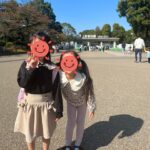 Reina Asami Instagram - 昨日は幼稚園お休みで、娘の相棒と動物園へ🐻 いつも息子がいるので、娘だけとお出かけは久しぶり🤲 ゆっくりのんびり沢山遊びました🫶 @babysleepschool_tokyo_yuko ちゃんが一生懸命ケンケンパの⭕️を書いてくれてる🤲 沢山歩いくから、動きやすい服装で。 @nave_jp のニットカーデはお尻まで隠れるシルエットが好き❤️