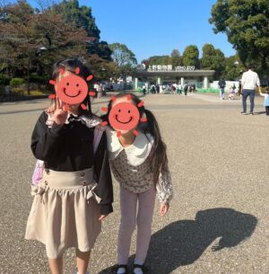 Reina Asami Instagram - 昨日は幼稚園お休みで、娘の相棒と動物園へ🐻
いつも息子がいるので、娘だけとお出かけは久しぶり🤲
ゆっくりのんびり沢山遊びました🫶

@babysleepschool_tokyo_yuko  ちゃんが一生懸命ケンケンパの⭕️を書いてくれてる🤲

沢山歩いくから、動きやすい服装で。
@nave_jp  のニットカーデはお尻まで隠れるシルエットが好き❤️